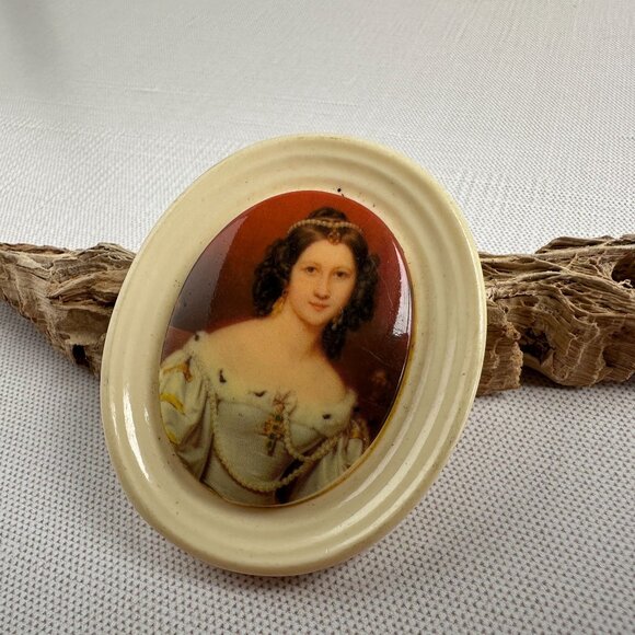 Vintage Celluloid Brooch Victorian Woman Transferware Cameo Oval 2.25" x 1.75" - Picture 3 of 9